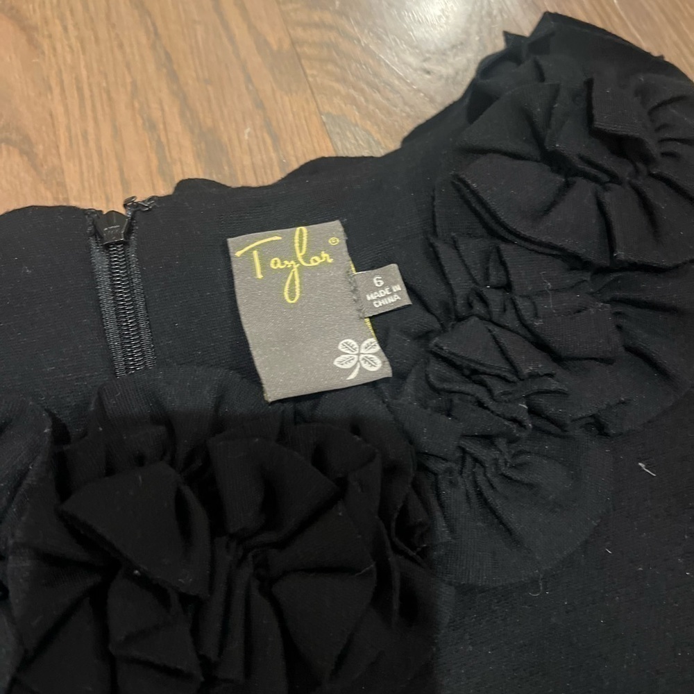 Taylor Womens Dress Sheath Rosette Neckline Black Cap Sleeve Size 6 - Picture 3 of 7